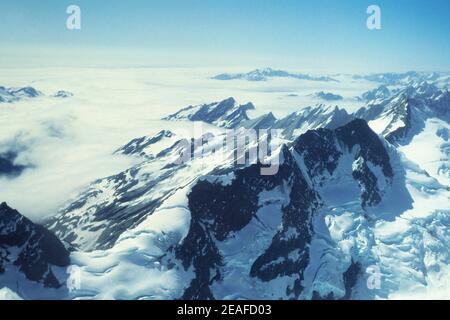 1992 Nuova Zelanda - Vista aerea delle Alpi meridionali, tra cui il Monte Cook , montagne innevate e ghiacciai nel Parco Nazionale del Monte Cook. Un volo su remote valli alpine e ghiacciai delle Alpi meridionali e avvicinandosi all'Aoraki Mt Cook. Isola del Sud Nuova Zelanda Foto Stock