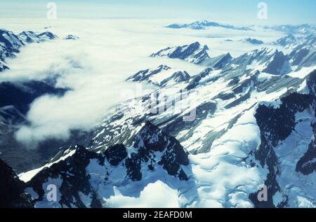 1992 Nuova Zelanda - Vista aerea delle Alpi meridionali, tra cui il Monte Cook , montagne innevate e ghiacciai nel Parco Nazionale del Monte Cook. Un volo su remote valli alpine e ghiacciai delle Alpi meridionali e avvicinandosi all'Aoraki Mt Cook. Isola del Sud Nuova Zelanda Foto Stock