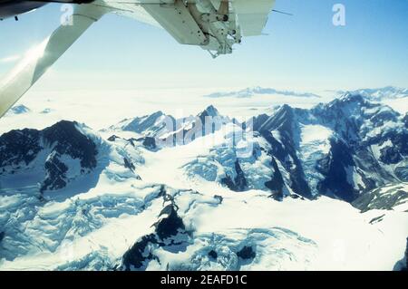 1992 Nuova Zelanda - Vista aerea delle Alpi meridionali, tra cui il Monte Cook , montagne innevate e ghiacciai nel Parco Nazionale del Monte Cook. Un volo su remote valli alpine e ghiacciai delle Alpi meridionali e avvicinandosi all'Aoraki Mt Cook. Isola del Sud Nuova Zelanda Foto Stock