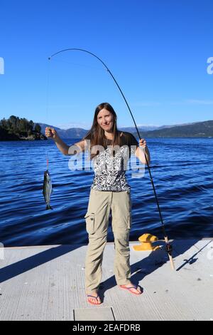 Pesca di spin norvegese - pesce appena pescato. Pescatrice femminile con pesce di mare a Knarvik, Vestland. Foto Stock