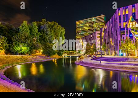 Vista notturna di un canale illuminato a Hofgarten a Dusseldorf, Germania Foto Stock