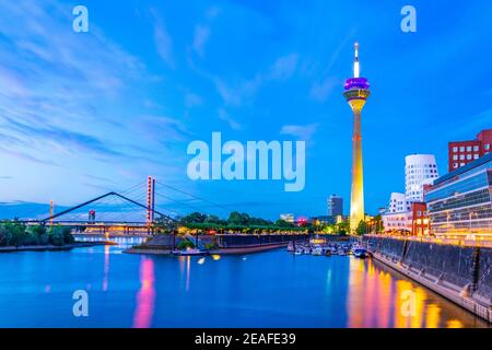 Vista al tramonto sul Rheinturm a Dusseldorf, Germania Foto Stock