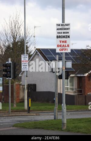 Un segno Loyalist a Lurgan, Contea di Armagh circa l'accordo di Belfast. I controlli post-Brexit in tutti i porti del Nord IrelandÕs riprenderanno da mercoledì. Data immagine: Martedì 9 febbraio 2021. Foto Stock