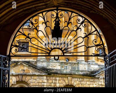 Vista attraverso l'arco verso la Radcliffe Camera a Oxford Inghilterra Regno Unito costruito 1737-49 per progettare da James Gibbs per ospitare la Radcliffe Science Library. Foto Stock