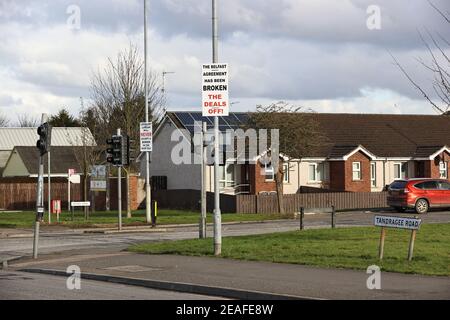 Un segno Loyalist a Lurgan, Contea di Armagh circa l'accordo di Belfast. I controlli post-Brexit in tutti i porti del Nord IrelandÕs riprenderanno da mercoledì. Data immagine: Martedì 9 febbraio 2021. Foto Stock