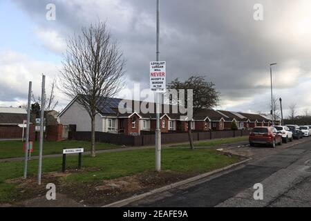 Un segno Loyalist a Lurgan, Contea di Armagh circa l'accordo di Belfast. I controlli post-Brexit in tutti i porti del Nord IrelandÕs riprenderanno da mercoledì. Data immagine: Martedì 9 febbraio 2021. Foto Stock