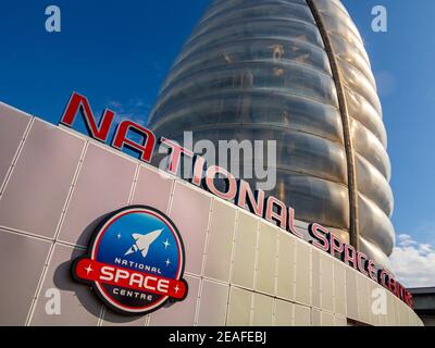 Il Razzo torre presso il Centro Spaziale Nazionale attrazione turistica Leicester Inghilterra UK progettato da Nicholas Grimshaw 2001 Foto Stock