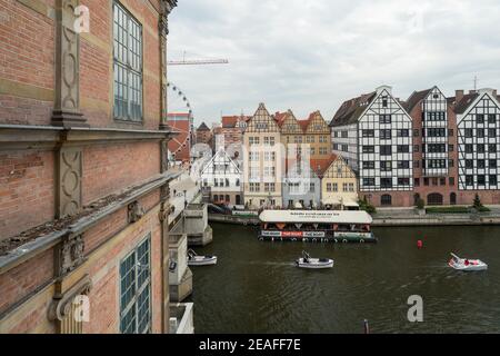 Gdansk, Polonia - 05.06.2017: Canale d'acqua e paesaggio urbano nella città settentrionale visto dall'alto. Vecchio edificio in mattoni di tipo industriale in primo piano. Foto Stock