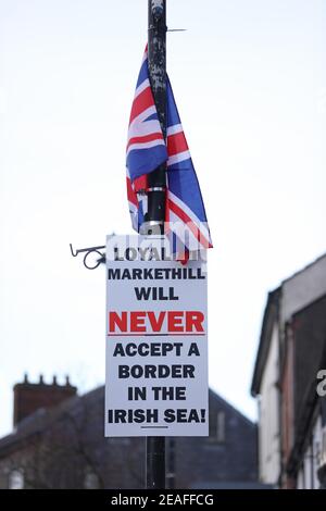 Un segno Loyalist a Markethill, nella contea di Armagh, sul confine con il Mare d'Irlanda. I controlli post-Brexit in tutti i porti del Nord IrelandÕs riprenderanno da mercoledì. Data immagine: Martedì 9 febbraio 2021. Foto Stock