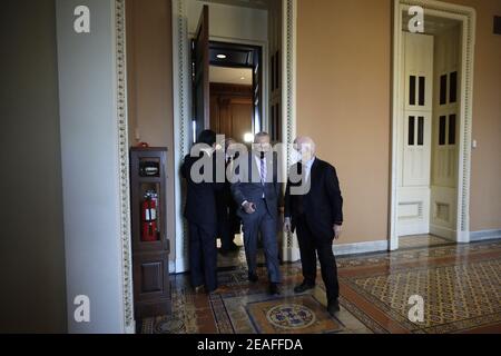 Il leader della maggioranza del Senato statunitense Chuck Schumer (D-NY) con il senatore ben Cardin (D-MD) partirà dopo aver parlato ai media prima del processo di impeachment contro l'ex presidente Donald Trump su Capitol Hill a Washington il 16 febbraio 2021. Foto di Yuri Grippas/ABACAPRESS.COM Foto Stock