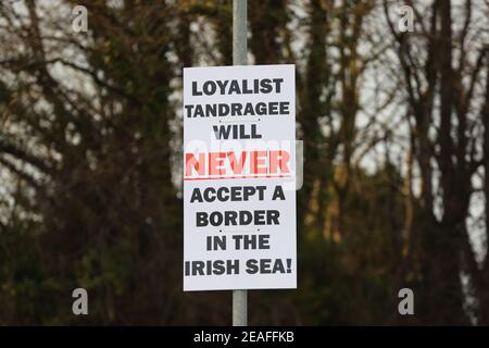 Un segno Loyalist a Tandragee, Contea di Armagh sul confine con il Mare d'Irlanda. I controlli post-Brexit in tutti i porti del Nord IrelandÕs riprenderanno da mercoledì. Data immagine: Martedì 9 febbraio 2021. Foto Stock