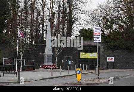 Un segno Loyalist a Tandragee, Contea di Armagh sul confine con il Mare d'Irlanda. I controlli post-Brexit in tutti i porti del Nord IrelandÕs riprenderanno da mercoledì. Data immagine: Martedì 9 febbraio 2021. Foto Stock