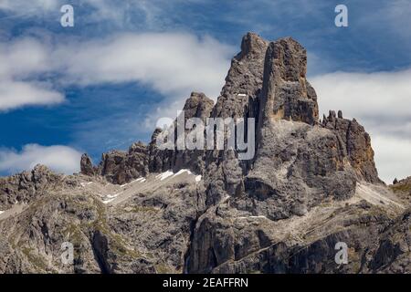 Sass Maor e cima della Madonna. Gruppo montuoso pallido di San Martino. Trentino. Italia. Europa. Foto Stock