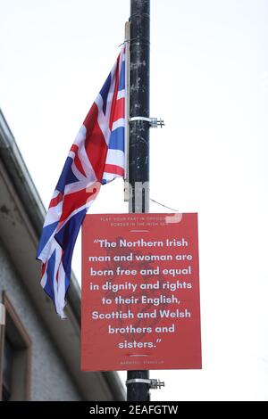 Un segno Loyalist a Markethill, nella contea di Armagh, sul confine con il Mare d'Irlanda. I controlli post-Brexit in tutti i porti del Nord IrelandÕs riprenderanno da mercoledì. Data immagine: Martedì 9 febbraio 2021. Foto Stock