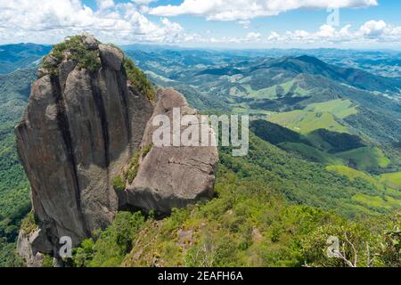 Roccia di Pedra Selada nel mezzo della natura brasiliana Foto Stock