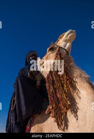 Tuareg uomo che cavalca il suo cammello, Tripolitania, Ghadames, Libia Foto Stock