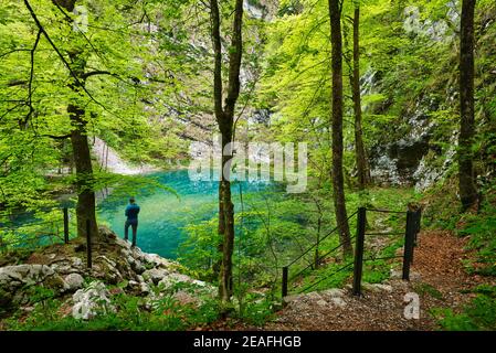 L'uomo gode di una vista sul lago selvaggio vicino a Idrija Foto Stock