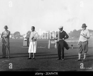 DOUGLAS FAIRBANKS Sr (seconda a sinistra) e Movie Producer e Presidente degli Artisti Uniti JOSEPH M. SCHENCK (a destra) giocando a golf a Hollywood circa 1926 Foto Stock