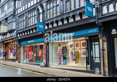 Chester; Regno Unito: 29 gennaio 2021: Il negozio White Stuff su St Werburgh Street, attualmente temporaneamente chiuso a causa del blocco, sta pubblicizzando una vendita Foto Stock