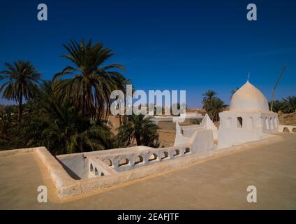 Antica moschea bianca fatta di mattoni di fango, Tripolitania, Ghadames, Libia Foto Stock