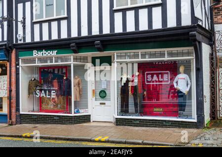Chester; Regno Unito: 29 gennaio 2021: Il negozio Barbour di St Werburgh Street ha vetrine che pubblicizzano una vendita. Attualmente sono temporaneamente chiusi a causa di Foto Stock