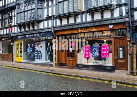 Chester; Regno Unito: 29 gennaio 2021: Joules e Crew Clothing Company sono vicini a St Werburgh Street che sono attualmente temporaneamente chiusi a causa della chiusura Foto Stock