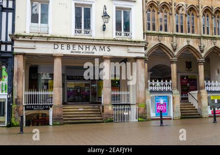 Chester; Regno Unito: 29 gennaio 2021: Il grande magazzino Debenhams su Eastgate Street è stato l'unico negozio della catena a mantenere il suo nome originale Browns of Ches Foto Stock