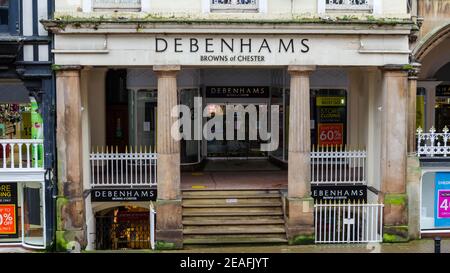 Chester; Regno Unito: 29 gennaio 2021: Il grande magazzino Debenhams su Eastgate Street è stato l'unico negozio della catena a mantenere il suo nome originale Browns of Ches Foto Stock