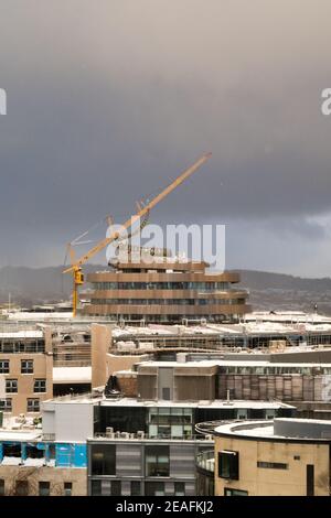 Una vista della St James Quarters food hall essere costruito con una gru Foto Stock