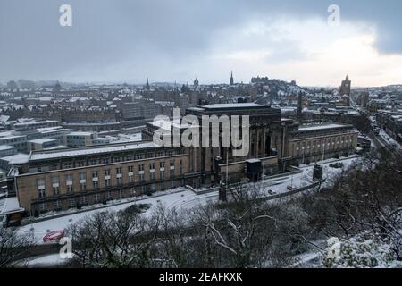 Una vista dalla collina di Calton di una Edimburgo innevata Foto Stock