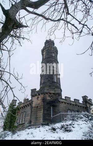 Una vista del Monumento Nelson su Calton Hill a Edinburgh, UK Foto Stock