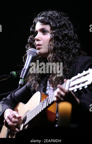 Katie Melua in concerto al Cambridge Corn Exchange di Cambridge, Regno Unito. 14 marzo 2004 Foto Stock