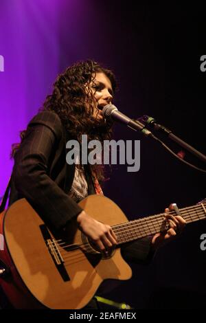 Katie Melua in concerto al Cambridge Corn Exchange di Cambridge, Regno Unito. 14 marzo 2004 Foto Stock