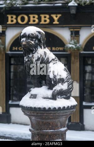 La statua di Greyfriars Bobby coperto di neve Foto Stock