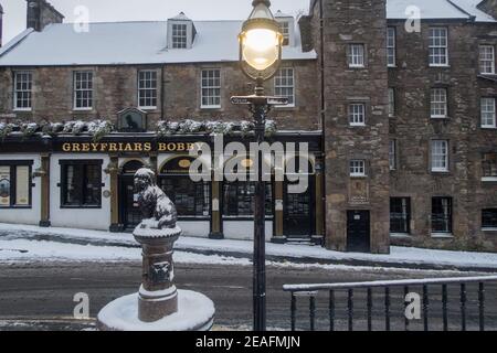 La statua di Greyfriars Bobby coperto di neve Foto Stock