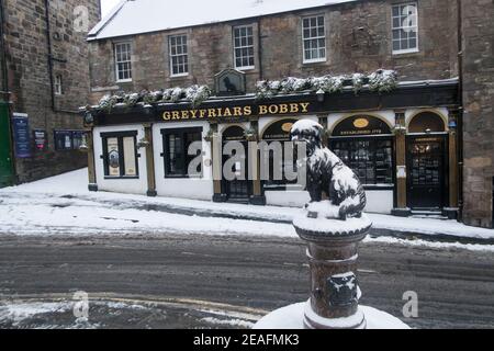 La statua di Greyfriars Bobby coperto di neve Foto Stock
