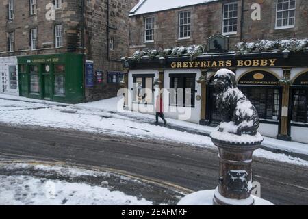 La statua di Greyfriars Bobby coperto di neve Foto Stock