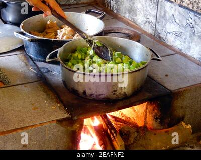 Cottura okra sulla stufa a legna Foto Stock