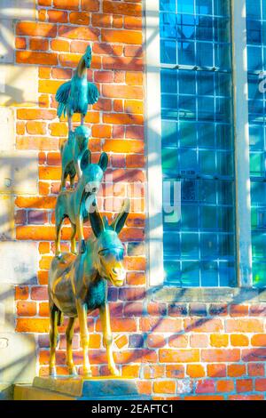 Una statua dei quattro musicisti di Brema sul mercato Foto Stock