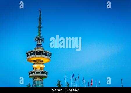 Vista notturna di una torre nell'Expo Grounds di Salonicco, Grecia Foto Stock