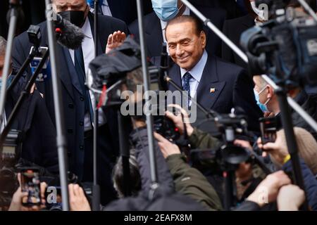 Roma, Roma, Italia. 9 Feb 2021. L'ex primo Ministro italiano e leader del partito di destra forza Italia Silvio Berlusconi, circondato da giornalisti, arriva a Palazzo Montecitorio per colloqui sulla formazione di un nuovo governo, a Roma, Italia, 9 febbraio 2021 Credit: Vincenzo Livieri/ZUMA Wire/Alamy Live News Foto Stock