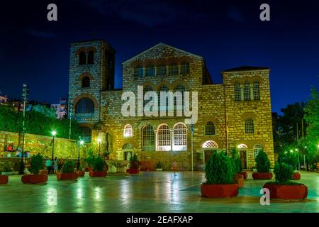 Vista notturna della chiesa di Agios Dimitrios a Salonicco, Grecia Foto Stock