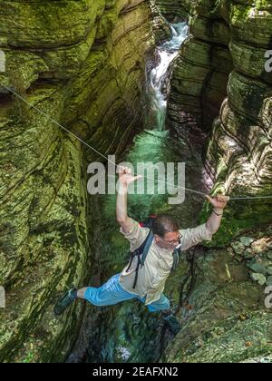 Il sentiero che attraversa le Gole del Garrafo si snoda attraverso salti, salite e passaggi in mezzo al fiume. Foto Stock