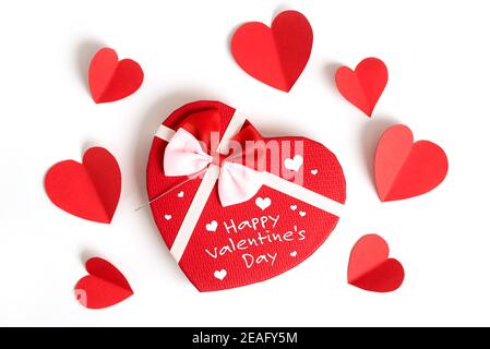 Buon giorno di valentines, valentines giorno di fondo con nota scritta, cuore forma scatola regalo con nastro e piccoli cuori di carta, su sfondo bianco, valen Foto Stock