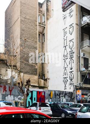 Gafitti sul lato di un edificio in centro Winter dicendo Lost in Paradise e Atene è il nuovo Berlino Atene Grecia 01 04 2018 Foto Stock