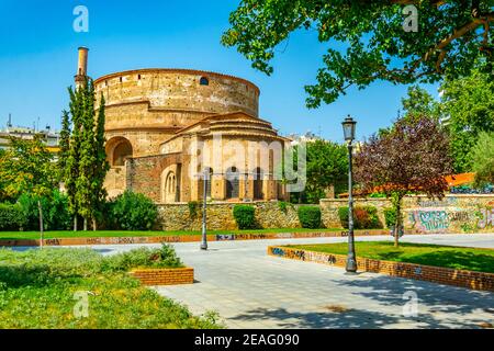 La gente cammina verso la rotonda di Galerius a Salonicco, in Grecia Foto Stock