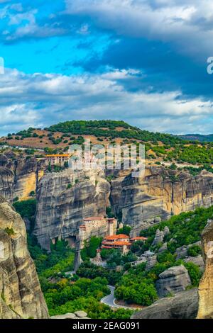 Monasteri di Roussanou e Varlaam a Meteora, Grecia Foto Stock