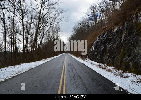 Una sezione della Blue Ridge Parkway che e' chiusa al traffico per l'inverno vicino ad Asheville, Carolina del Nord Foto Stock