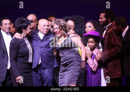 NEW YORK, NY- APRILE 14: Smokey Robinson, Gladys Knight, Stevie Wonder, Berry Gordy, Mary Wilson, Diana Ross, Valisia LeKae, Raymond Luke Jr., e Brandon Victor Dixon durante la chiamata notturna di apertura per Motown, tenutasi al Lunt-Fontanne Theatre, il 14 aprile 2013, a New York City. Credito: Joseph Marzullo/MediaPunch Foto Stock