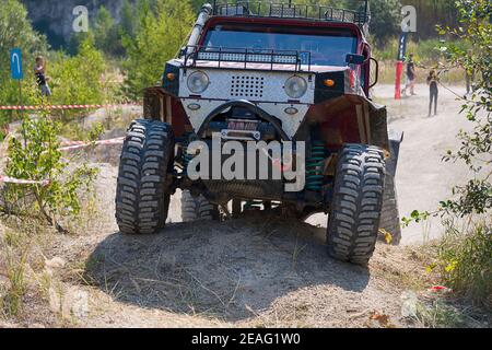 Lviv, Ucraina - 23 agosto 2015: Il veicolo fuoristrada supera la pista di carriera nei pressi della città di Lviv, Ucraina. Foto Stock